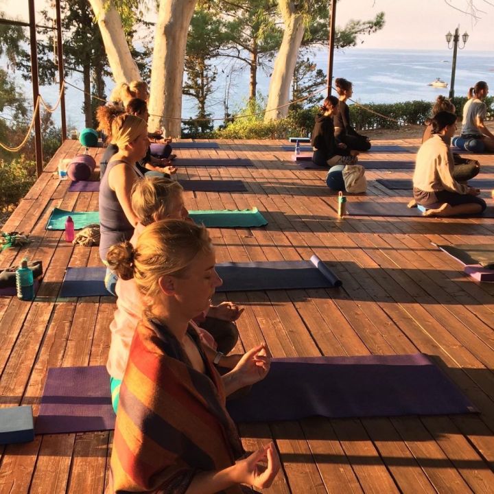 Sunsetpractise-1000×1000 Outdoor relaxation with a Mat in greece